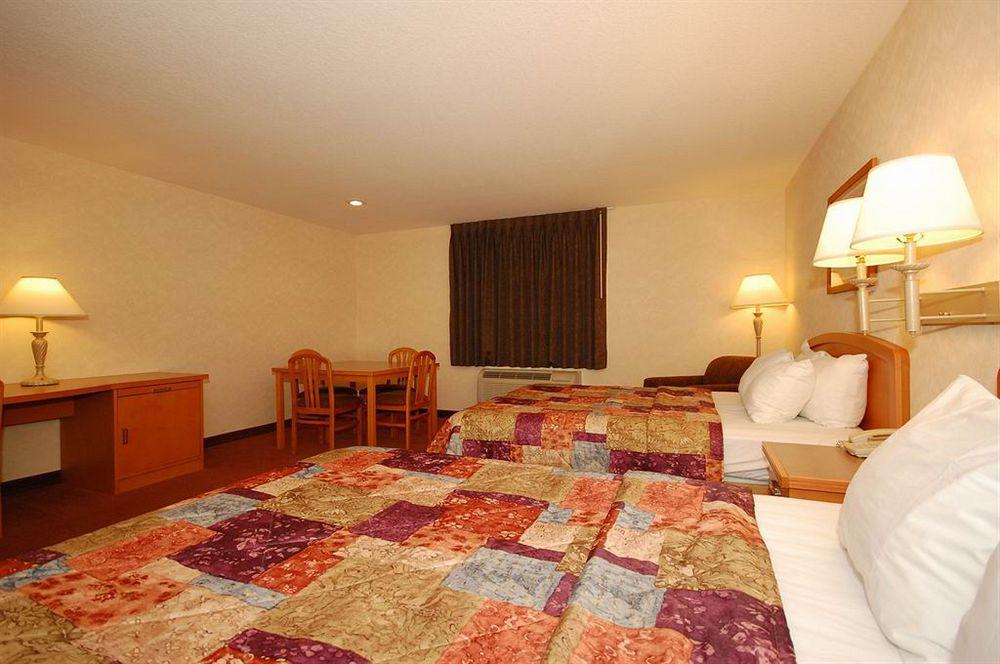 Sleep Inn & Suites Lake Of The Ozarks Camdenton Exterior photo